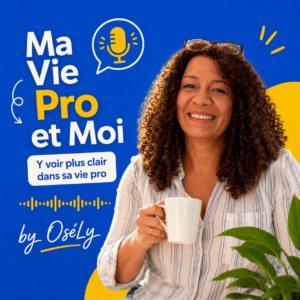 Sandra Byrd souriante, tient une tasse de café sur un fonds bleu et jaune sur lequel on retrouve le nom du Podcast, un micro et la mention "by OséLy"
