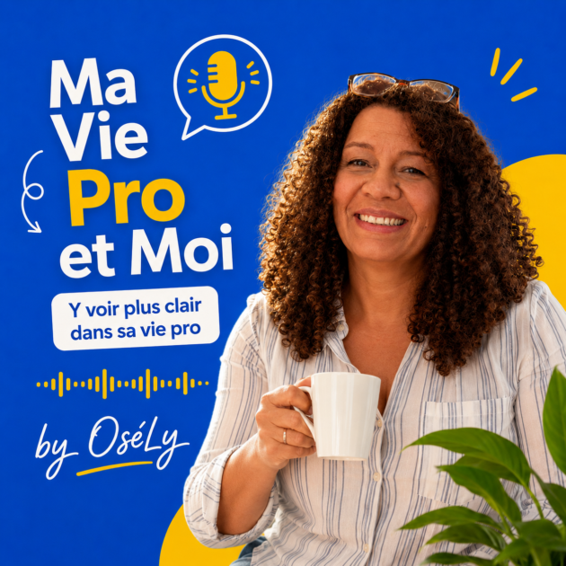Sandra Byrd souriante, tient une tasse de café sur un fonds bleu et jaune sur lequel on retrouve le nom du Podcast, un micro et la mention "by OséLy"
